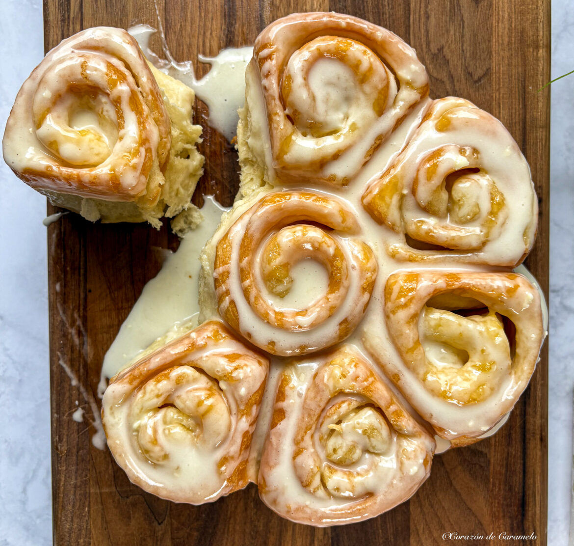 rollos de limón caseros con glaseado de queso crema recién horneados
